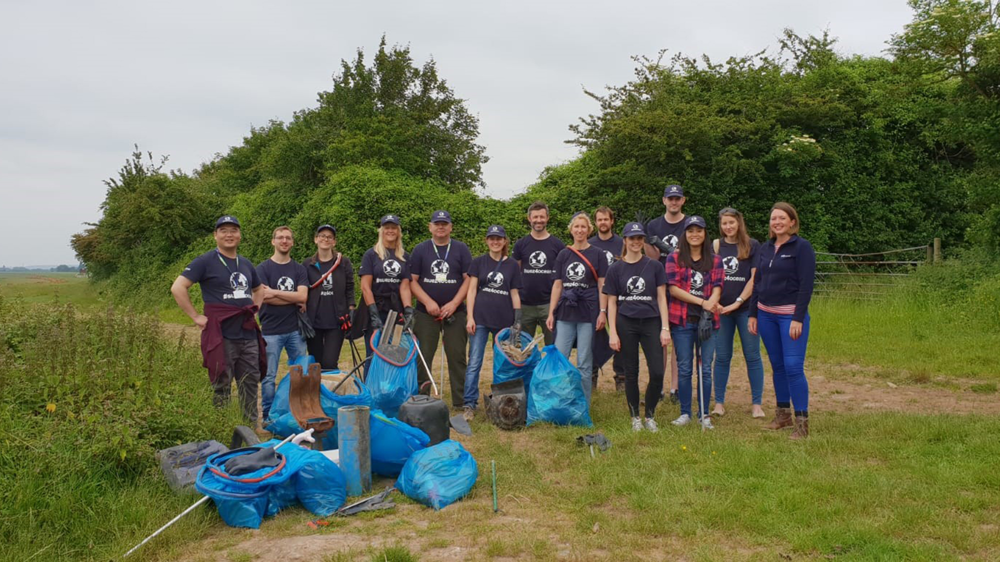 SUEZ employees in the UK join forces to collect waste along the Severn estuary for World Oceans Day